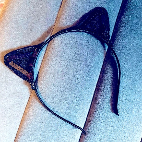 Hot Topic Accessories - 🎊💥HP!!💥🎊 Black Lace & Sequin Cat Ears Headband